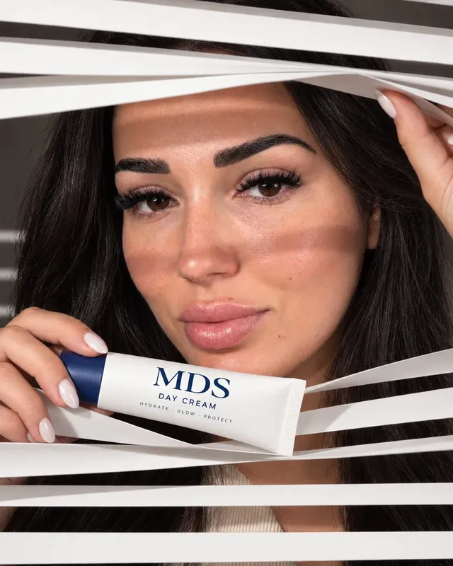 Photo UGC générée avec l’IA dans AJ SHOOT&nbsp;: une femme présente sa crème de jour entre des stores